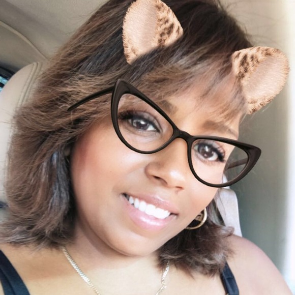 Profile Picture of Rosa Ulloa (@rosaquin08) on Poshmark