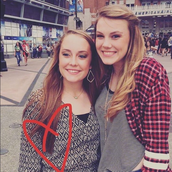 Profile Picture of Kinzi Cleavinger (@kinzicleavinger) on Poshmark