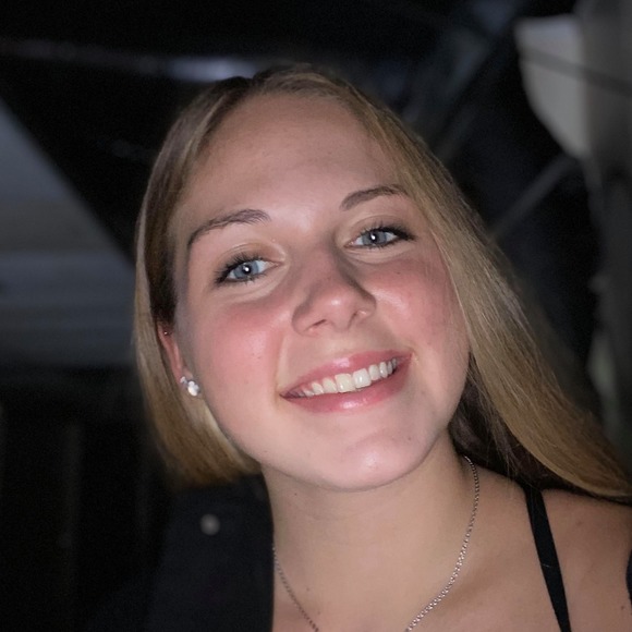 Profile Picture of Sara Zepkowski (@sz17) on Poshmark