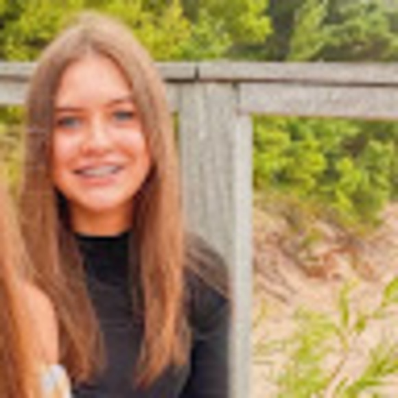 Profile Picture of Anna Beetham (@annanbeetham) on Poshmark