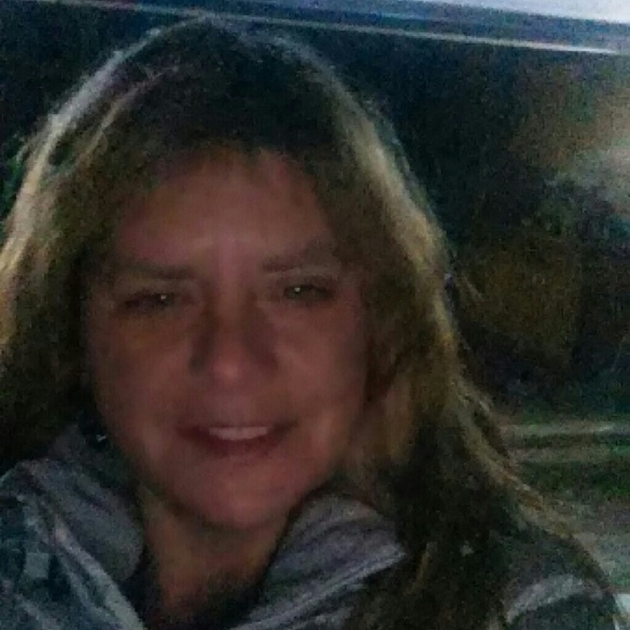 Profile Picture of Tracey Andersen (@wellhihun) on Poshmark