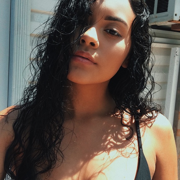 Profile Picture of Paola Lugo (@ppaolalugo) on Poshmark