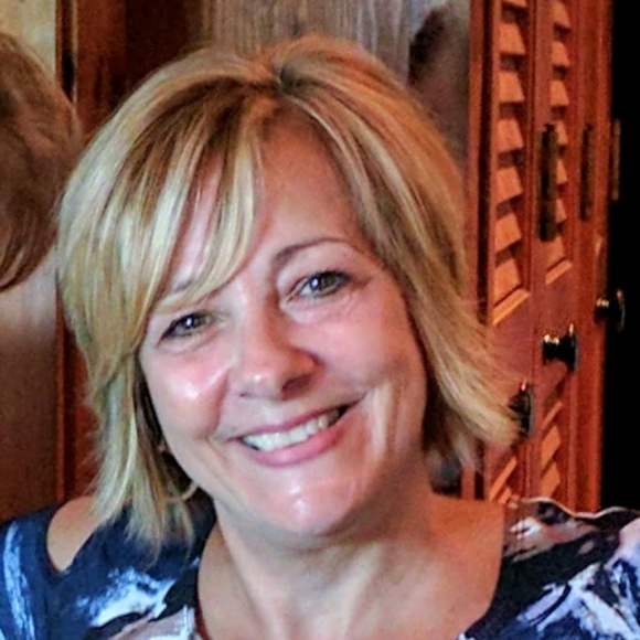 Profile Picture of Lisa Nilan (@lnilan) on Poshmark