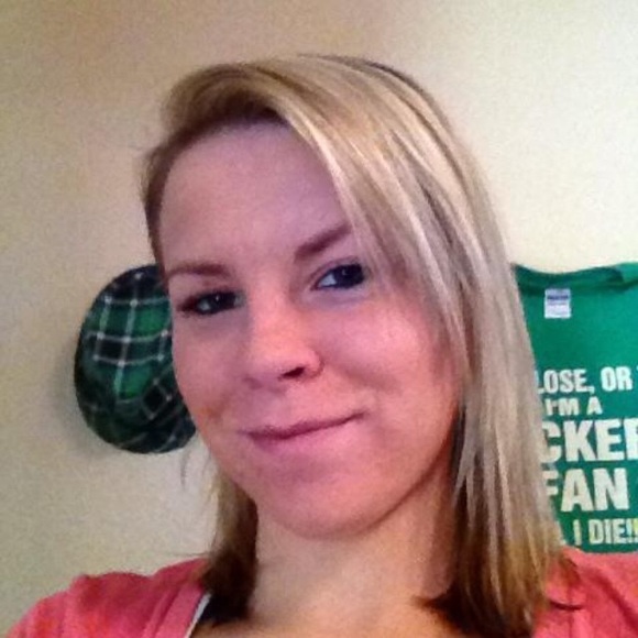 Profile Picture of Shauna Larson (@shaunal04) on Poshmark