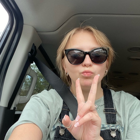 Profile Picture of Jillian Hooper (@jillihoop) on Poshmark