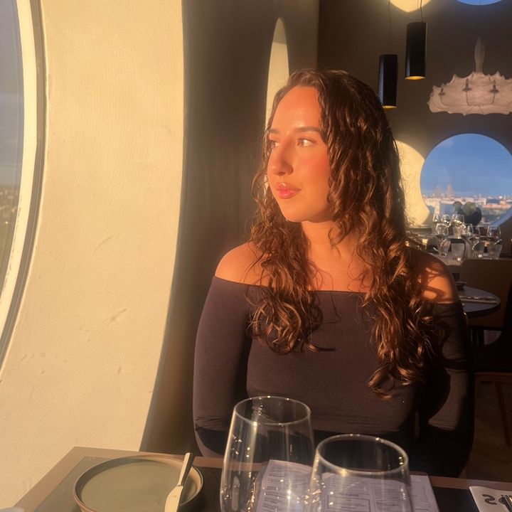 Profile Picture of Melanie Reading📚 (@melmelbooktok) on Tiktok
