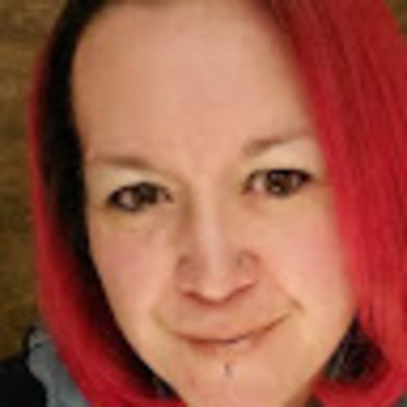 Profile Picture of Martine Bezanson (@martinebezanson) on Poshmark