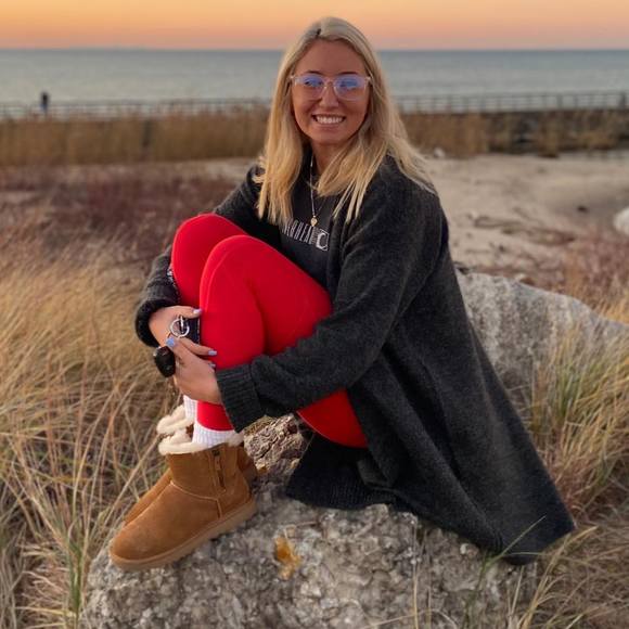 Profile Picture of Karissa Perosky (@karissaperosky) on Poshmark