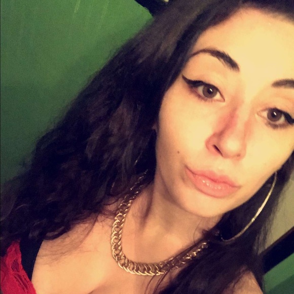 Profile Picture of Vasoula Catroppa (@queenvasoula) on Poshmark