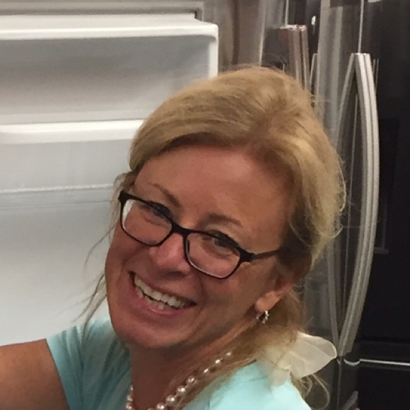Profile Picture of Suzzanne Clark (@suzzanneclark) on Poshmark