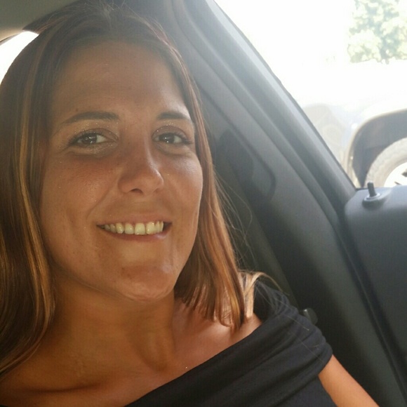 Kelly Artel - Poshmark Profile Picture of Kelly Artel (@kellyartel) on Poshmark