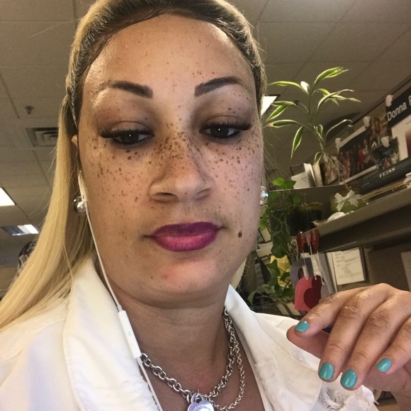 Profile Picture of Antonisah Hodrick (@antonisha78) on Poshmark