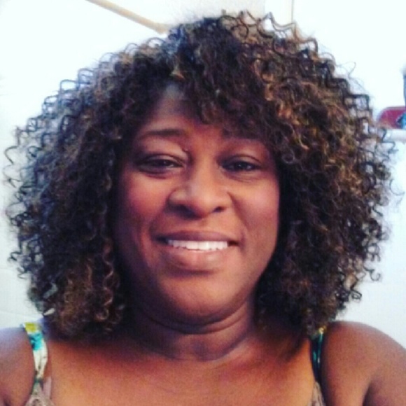 Profile Picture of Catherine Oates (@maecap1970) on Poshmark