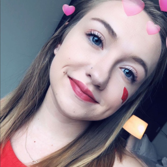 Profile Picture of Amanda Schlimgen (@amandaschlimgen) on Poshmark