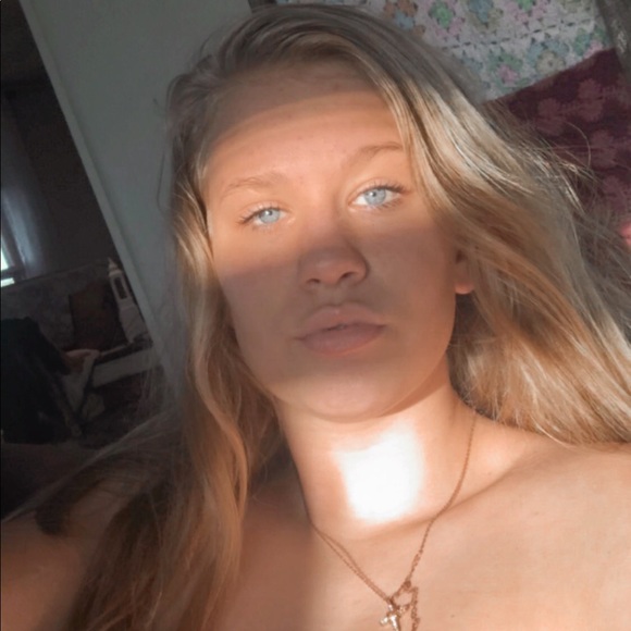 Profile Picture of Olivia Kirby (@oliviak9) on Poshmark