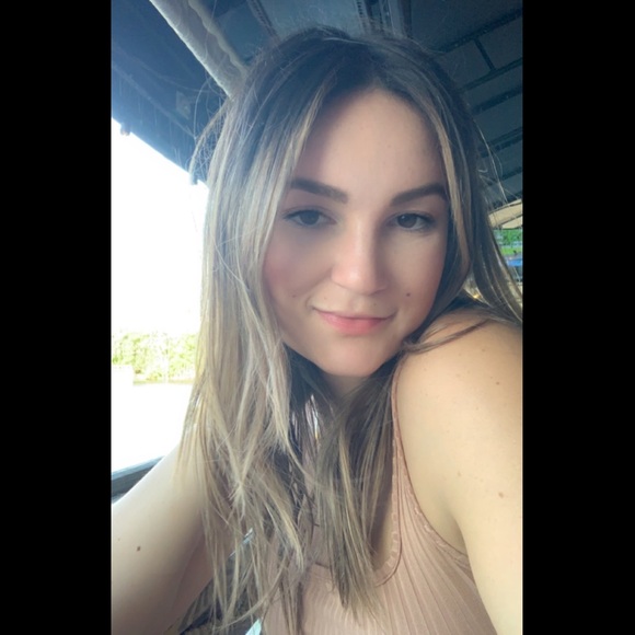 Profile Picture of Izzy Weinand (@izzyweinand) on Poshmark