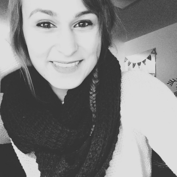 Profile Picture of Joanna Jakovac (@joannajakovac) on Poshmark