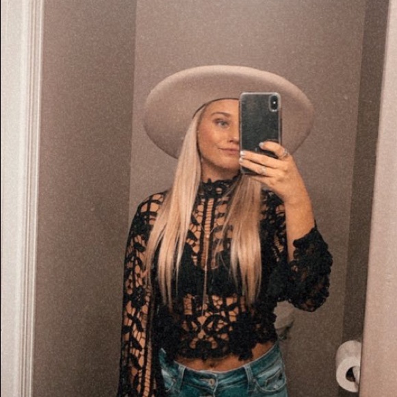 Profile Picture of Isabella Schoeberl (@isabellaetta) on Poshmark