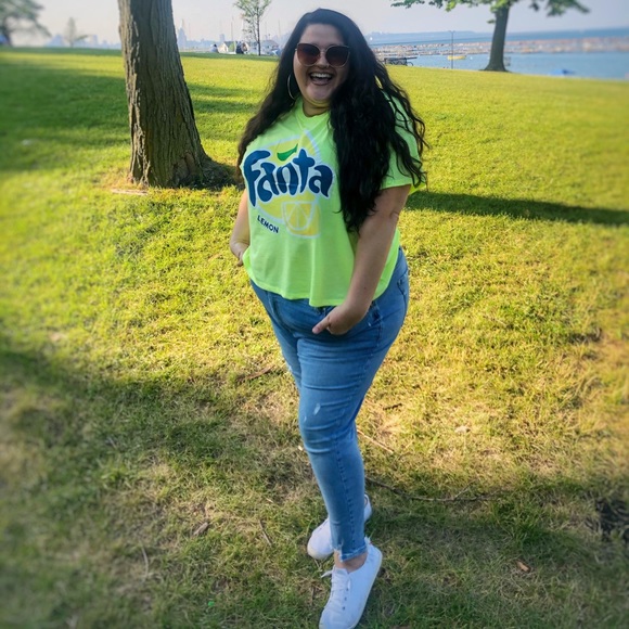 Profile Picture of Kurstin Mazzoni (@kurstinlinda) on Poshmark