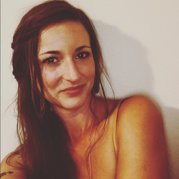 Profile Picture of Carlee Hope (@chope23) on Poshmark