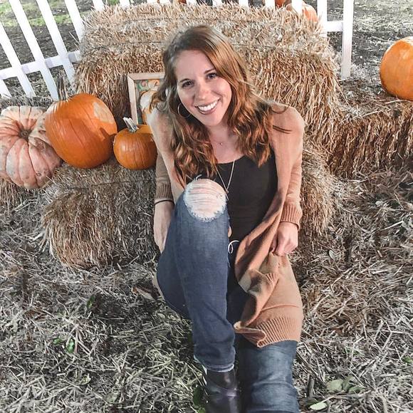 Profile Picture of Paulina Mayerhoff (@mayerhp) on Poshmark