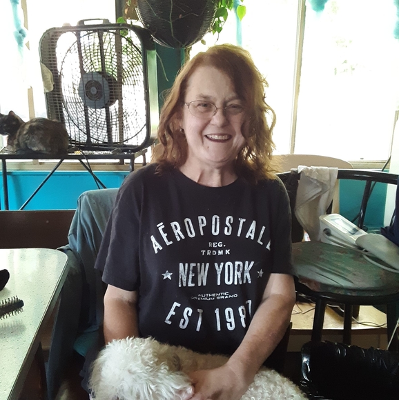 Profile Picture of Sandra Daughtridge (@hutchshunny) on Poshmark