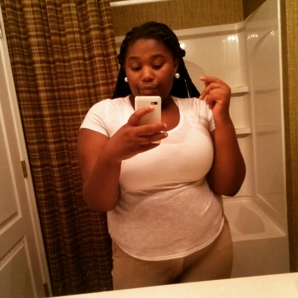 Profile Picture of Alicia Rutledge (@aliciaa0109) on Poshmark