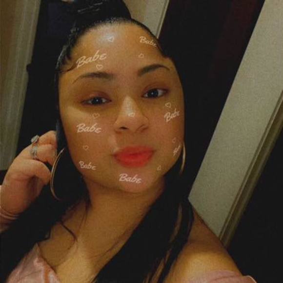 Profile Picture of Alexa Flores (@sweetlexx01) on Poshmark