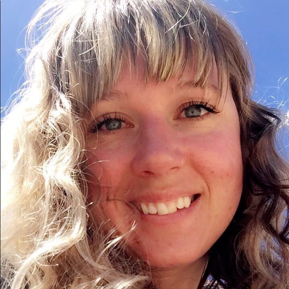 Profile Picture of Rebecca Devries (@radbecka13) on Poshmark