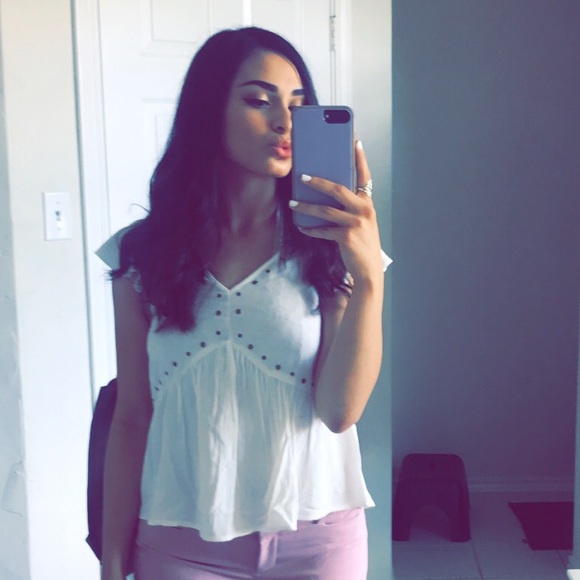 Profile Picture of Yasmin Daglas (@ydaglas) on Poshmark