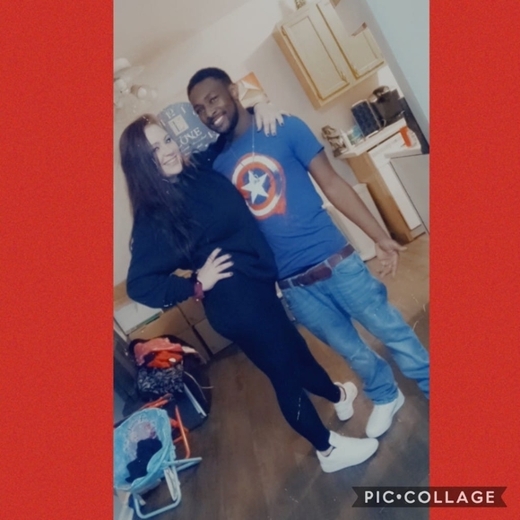 Profile Picture of Danielle Barker (@daniellebarker) on Poshmark