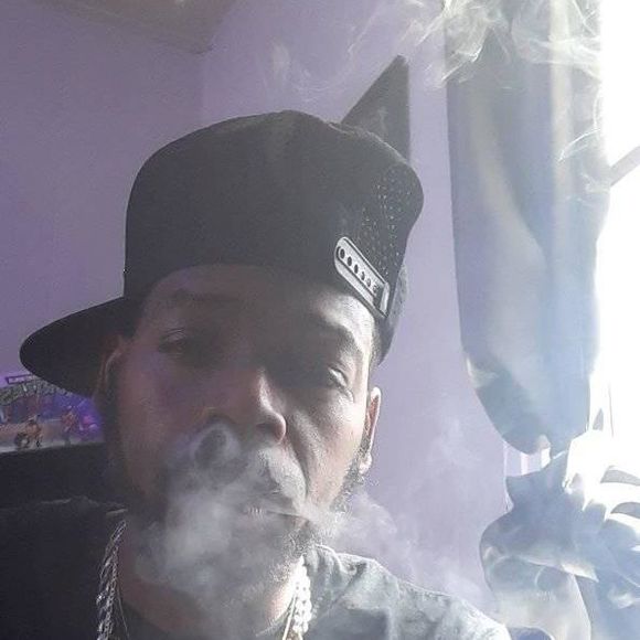 Brown Brown - Poshmark Profile Picture of Brown Brown (@slimbrown47) on Poshmark