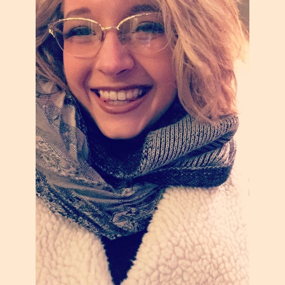 Profile Picture of Victoria Lanman (@tlanman) on Poshmark