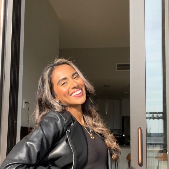 Profile Picture of Alexa Celis (@alexacelis) on Poshmark