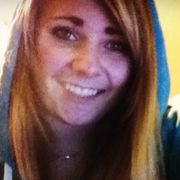 Profile Picture of Aspen Eckert (@aeckert27) on Poshmark