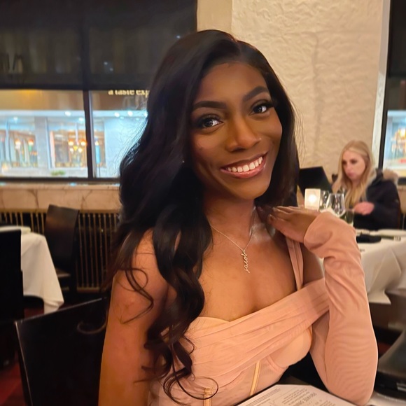 Profile Picture of Bianca Toffey (@biancatoffey) on Poshmark