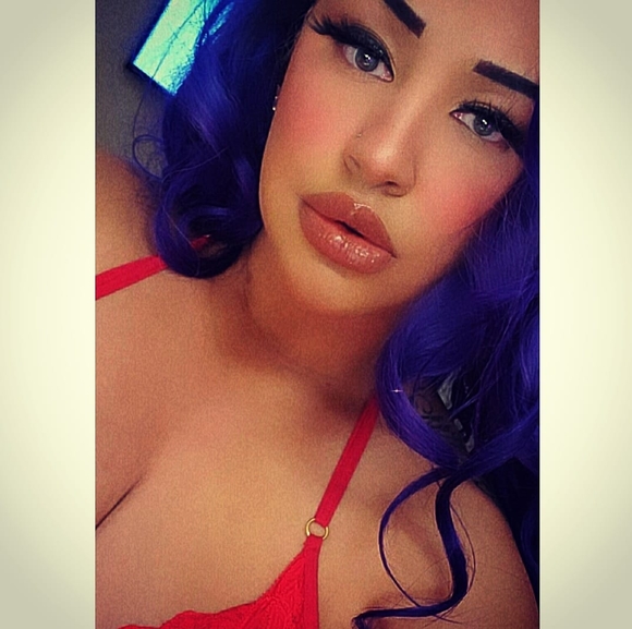 Profile Picture of Tayla Guinter (@yourmom1495) on Poshmark