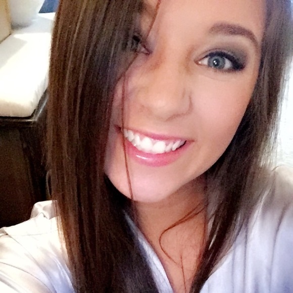 Profile Picture of Cori Meyer (@corinicole16) on Poshmark