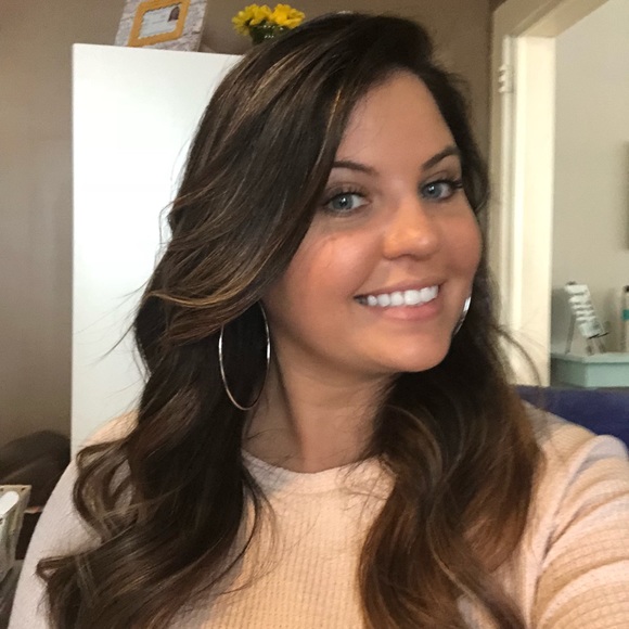 Profile Picture of Alexa Reid (@lexiraye28) on Poshmark