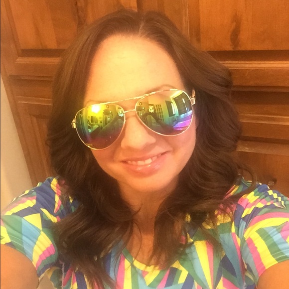 Profile Picture of Richelle Buehner (@jrbuehner) on Poshmark