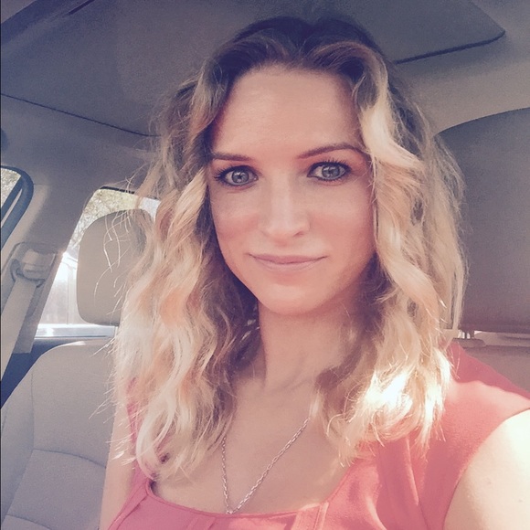 Profile Picture of Anya Bytnar (@anyuto4ka) on Poshmark