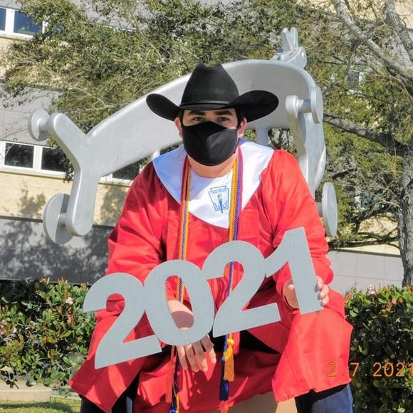 Profile Picture of Julian Vasquez (@julianvasquez) on Poshmark