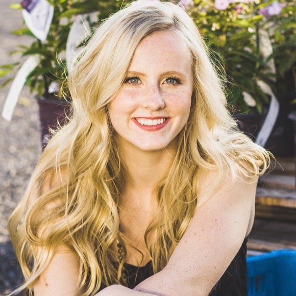 Profile Picture of Celee Schuch (@celeeschuch) on Poshmark