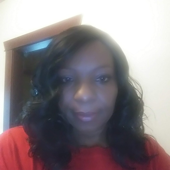 Profile Picture of Victoria Sinclair (@victoriasinc486) on Poshmark