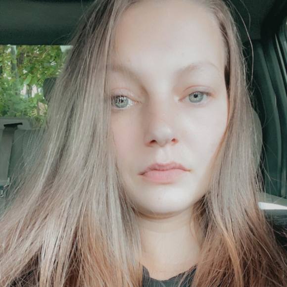 Profile Picture of Danielle Gossett (@daniellegossett) on Poshmark