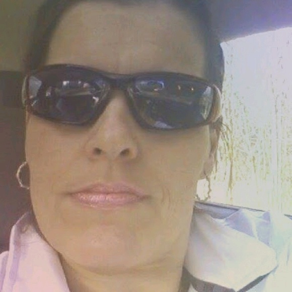 Profile Picture of Deborah Hackler (@lmonhollen) on Poshmark