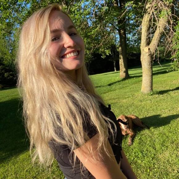 Profile Picture of Caitlin Kneeland (@caitknee) on Poshmark