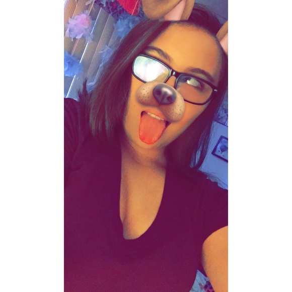 Profile Picture of Olivia Colaizzi (@xxlivvv) on Poshmark