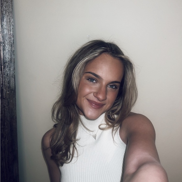 Profile Picture of Ellie Canatella (@ellielcanatella) on Poshmark