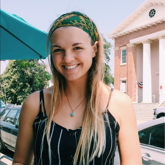 Profile Picture of Alix Woolner (@alixwoolner) on Poshmark